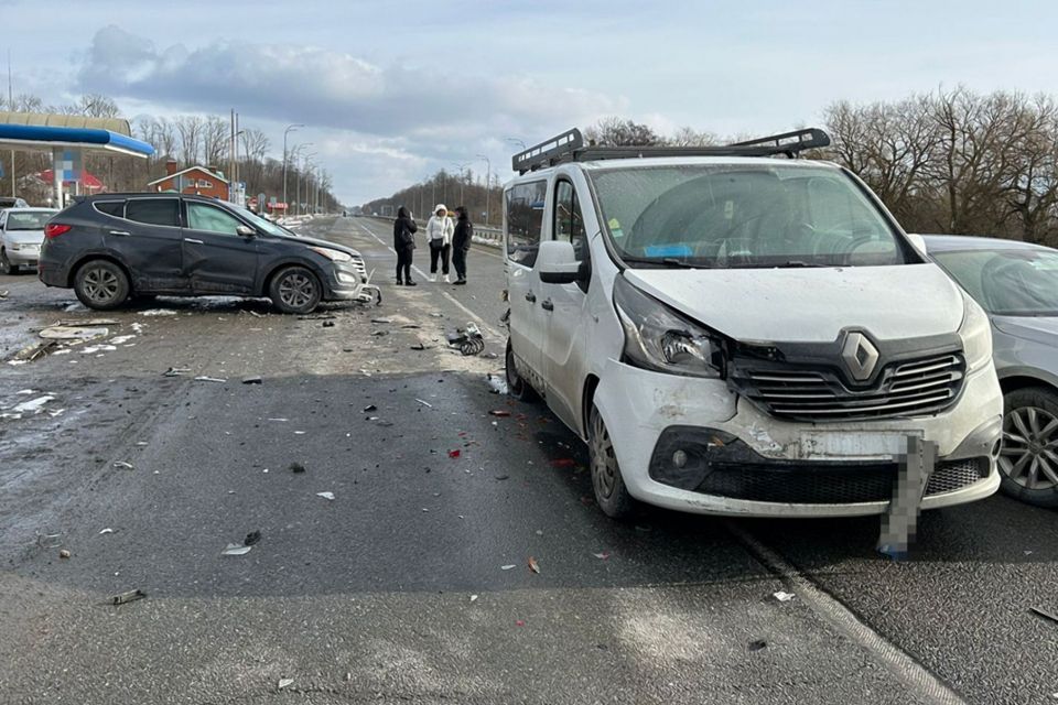 На Звягельщині зіштовхнулись чотири автомобілі: постраждали двоє дорослих і двоє дітей