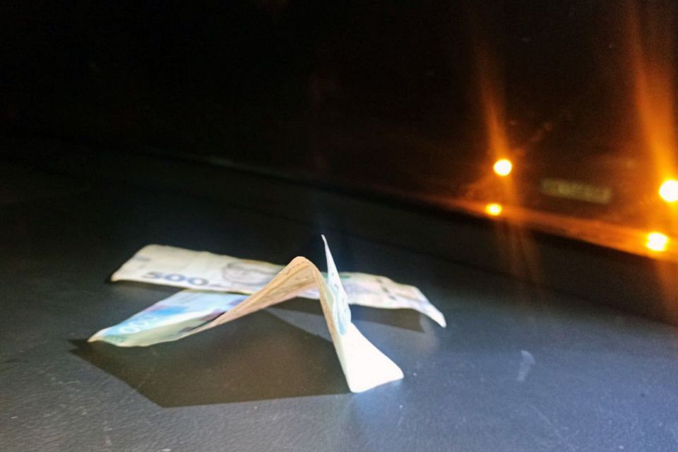 Нетверезий водій їхав на побачення, натомість потрапив спочатку в ДТП, а потім - в поліцію за намагання дати хабаря