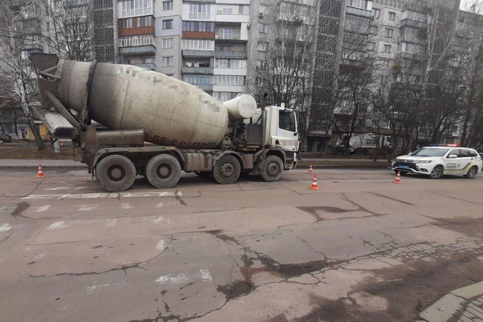 У районі Промавтоматики бетонозмішувач збив пенсіонерку: жінка померла в лікарні