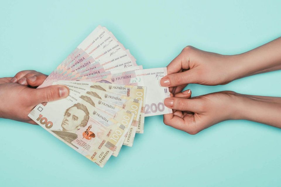 НБУ заспокоїв українців: гроші на зарплати і пенсії цього року будуть