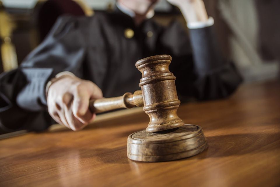 Під вартою без права застави взяли звягелянина, який порізав двох сусідок