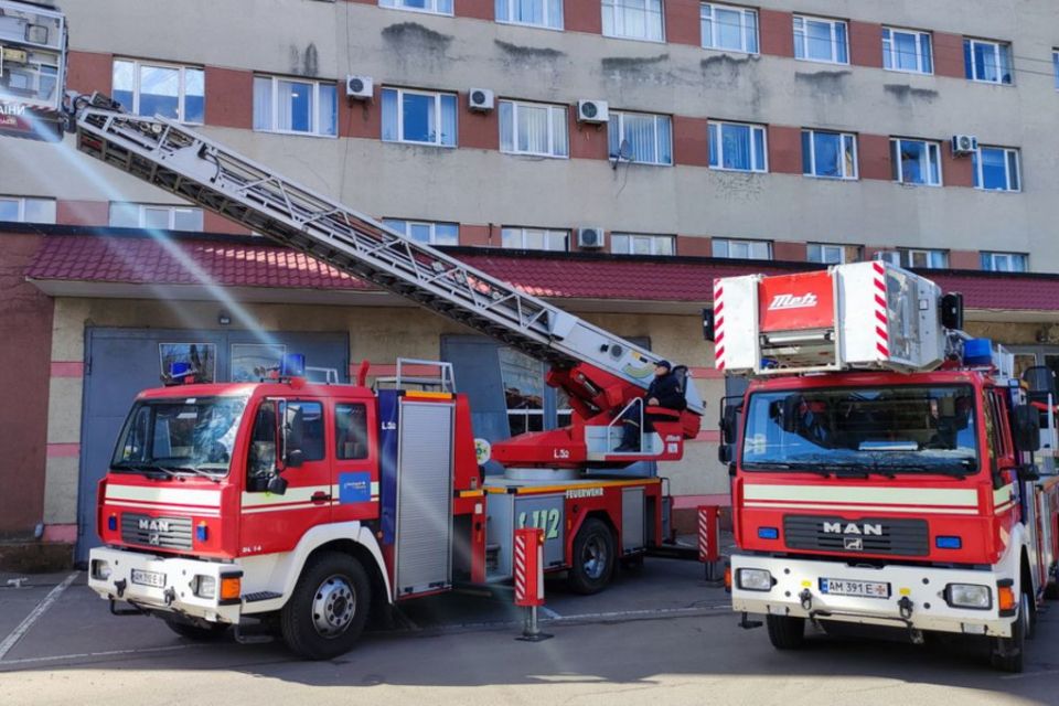 Житомирські рятувальники отримали технічне підсилення у вигляді двох пожежних автодрабин
