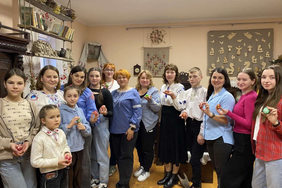 Премʼєра романівської «молодіжки» – майстер-клас з писанкарства