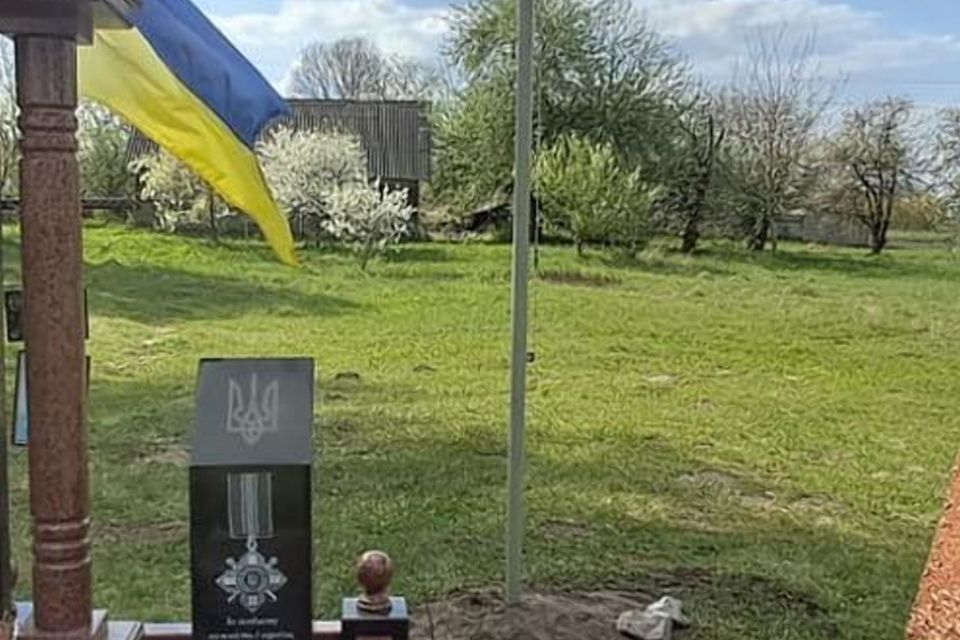 37-річний житель Романівської громади забрав прапор та квіти з могили захисника