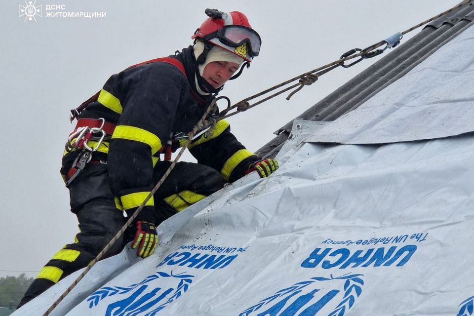 У Коростишеві рятувальники надають допомогу населенню після ворожих атак