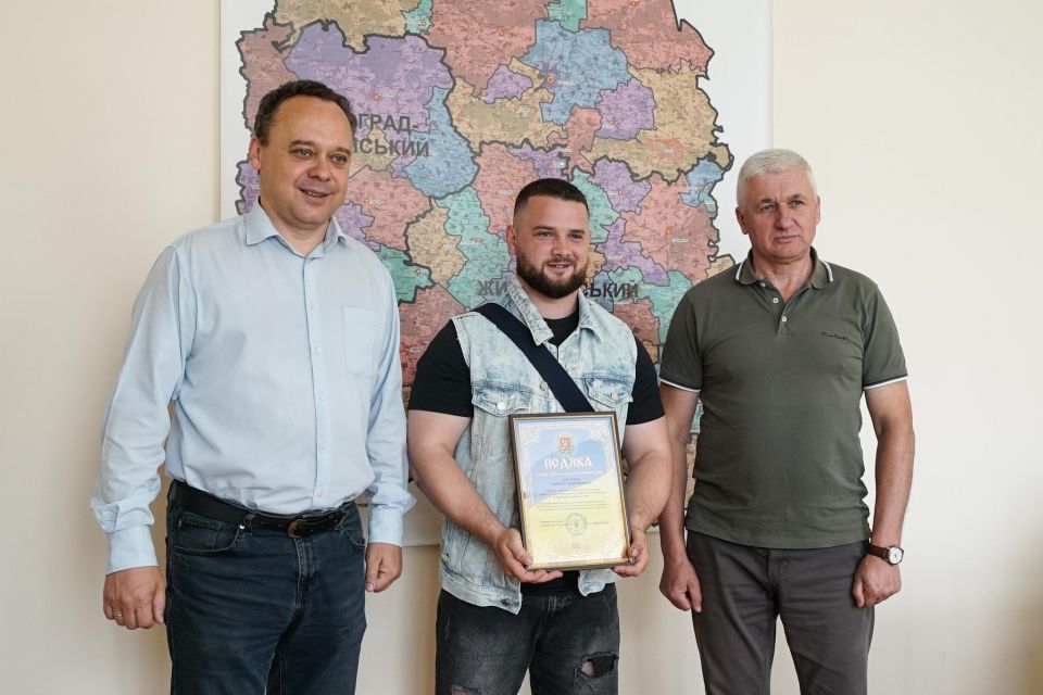 Дмитро Косатий -  військовий, що став рекордсменом України, світу та Гіннеса -
отримав подяку Житомирської обласної ради