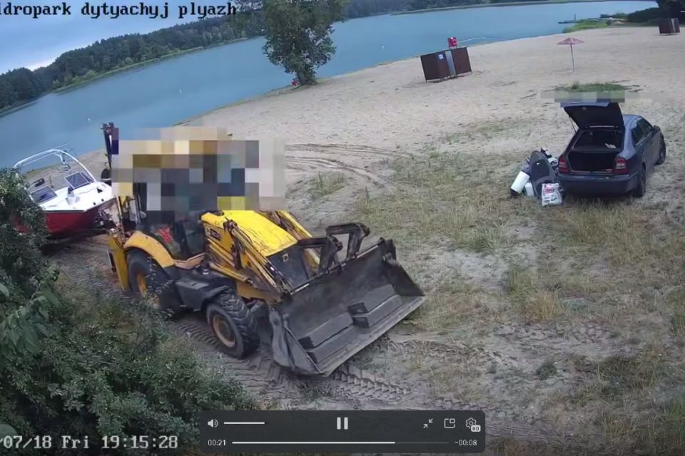 На територію дитячого пляжу у Гідропарку заїхали три легковики і мікроавтобус, привезли з собою човен