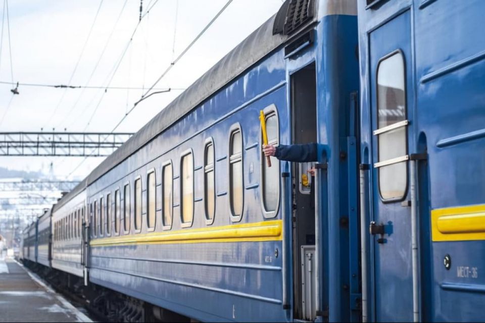 Нічна атака росіян пошкодила контактну мережу на залізниці в Житомирській області — деякі потяги курсують з затримкою