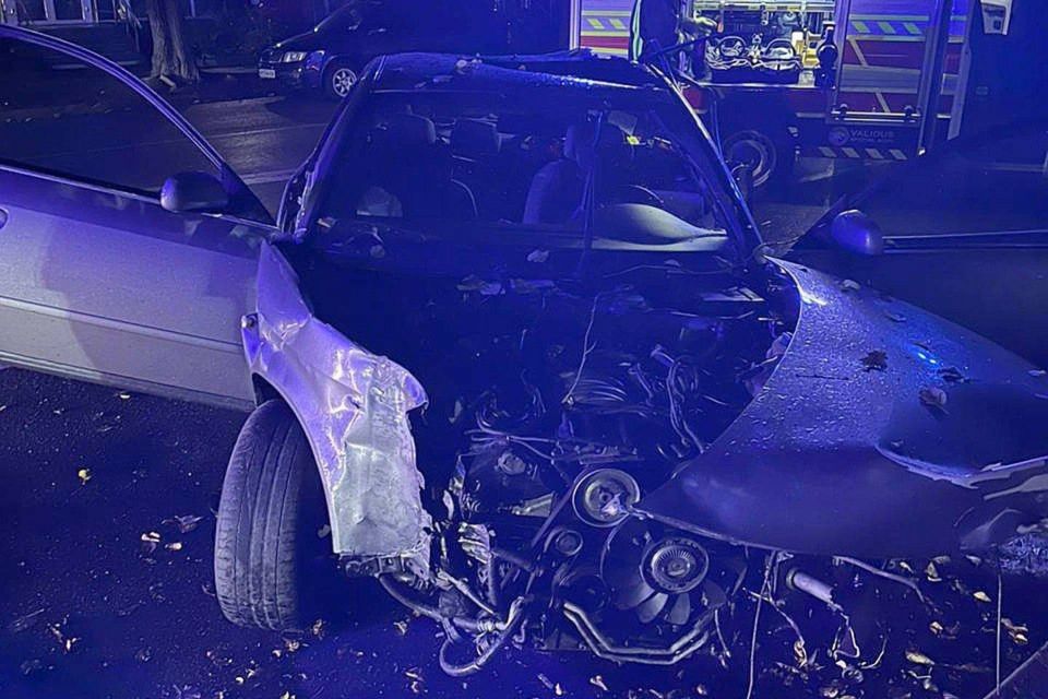 Нічна ДТП у Житомирі: водія діставали з понівеченої  автівки рятувальники
