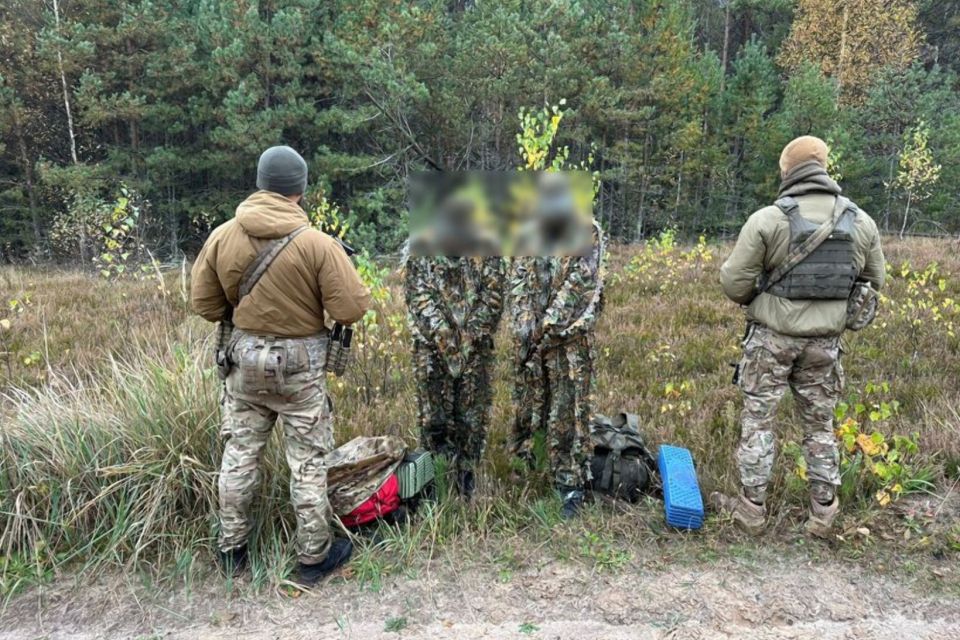 На Житомирщині затримали двох киян у маскувальних костюмах, які намагались перетнути кордон
