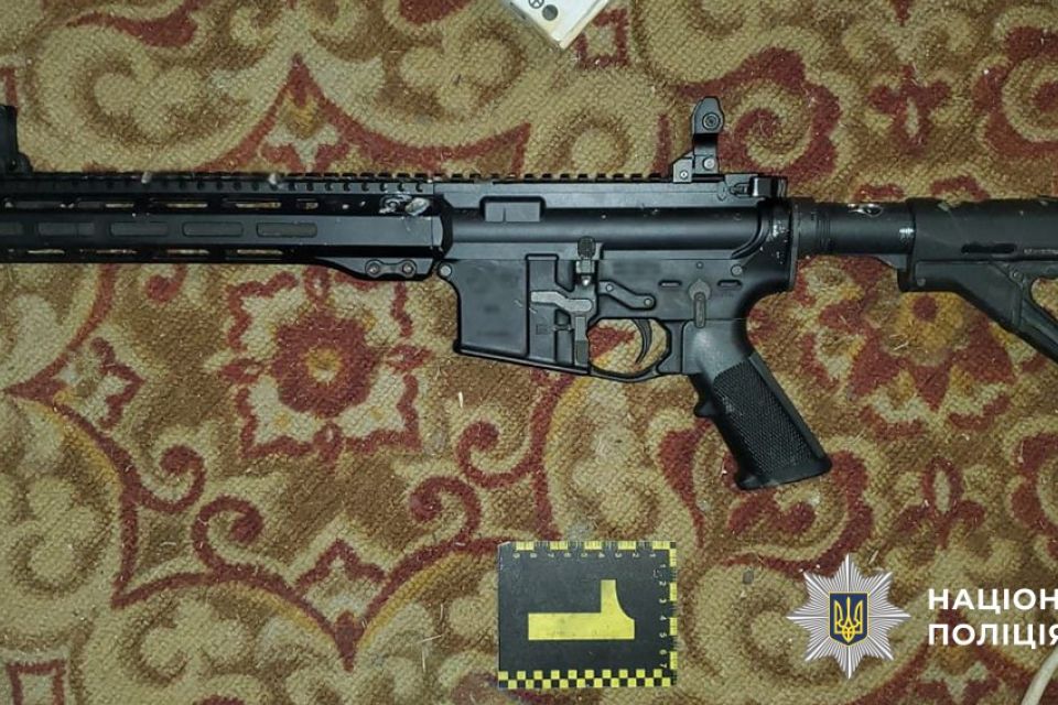 Житель Коростенської громади знайшов в лісі зброю, приніс додому і зберігав в шафі