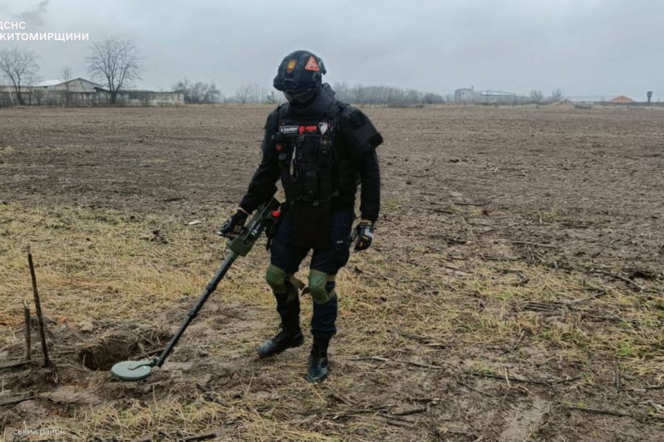 Біля села Гадзинка піротехніки ДСНС області знешкодили два артилерійських снаряди часів Другої світової війни