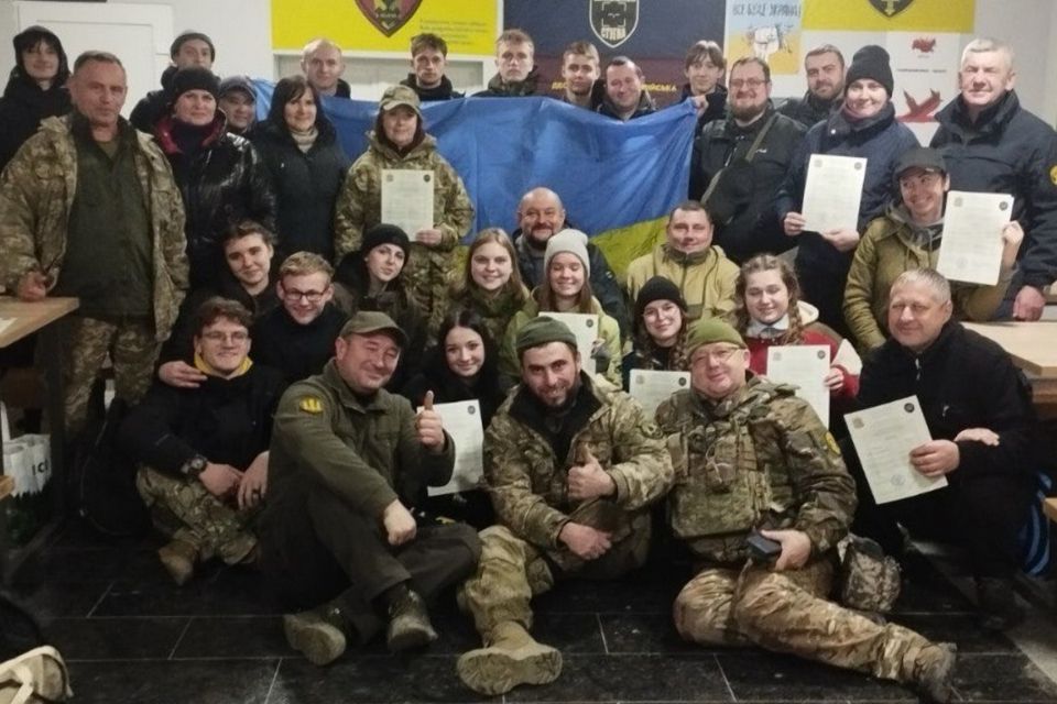 Студенти та службовці завершили курс підготовки до національного спротиву