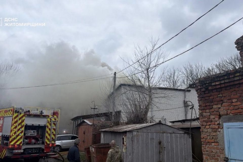 На Польовій горіли гаражі: евакуйовано двоє людей