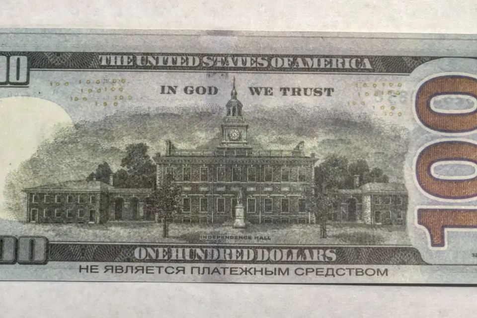 Продавала алкоголь неповнолітньому і пропонувала хабар поліцейській — у Любарській громаді судитимуть працівницю магазину