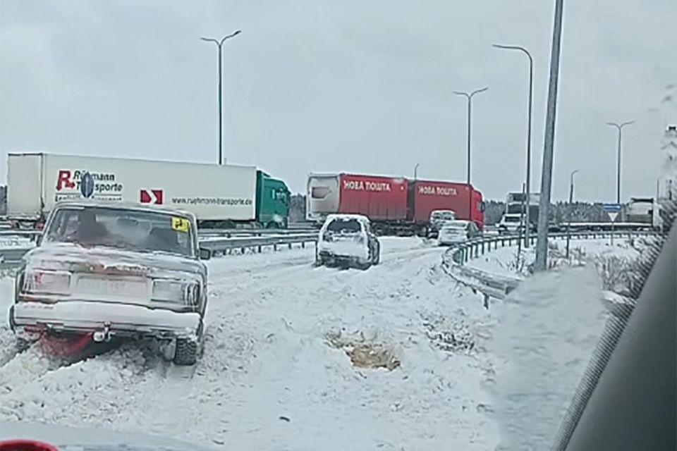 Жахлива дорога на Житомир: сніг, затори та повільний рух автівок. ВІДЕО