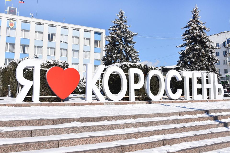 У Коростені після ворожого ранкового удару проводяться обстеження постраждалого житлового фонду та іншої інфраструктури, рух потягів зупинено