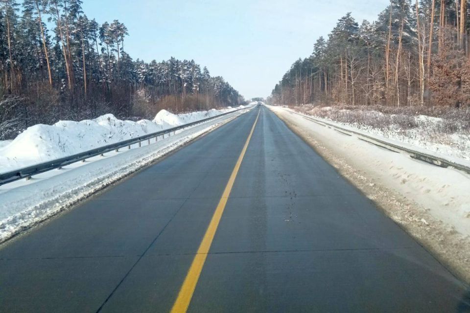 Вночі на дорогах області працювало  37 спецмеханізмів і 48 дорожників