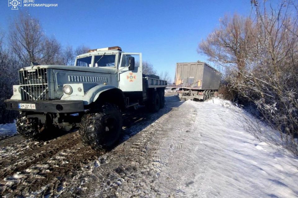 Рятувальники надають допомогу: визволяють із заметів і допомагають на слизькій дорозі