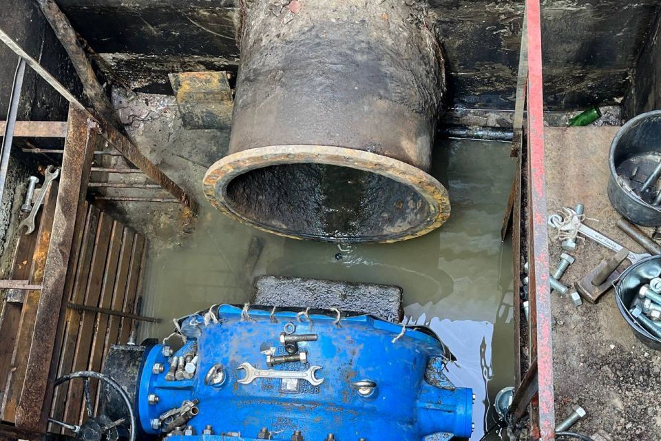 У Житомирі комунальники усю ніч працювали над усуненням проблеми водопостачання