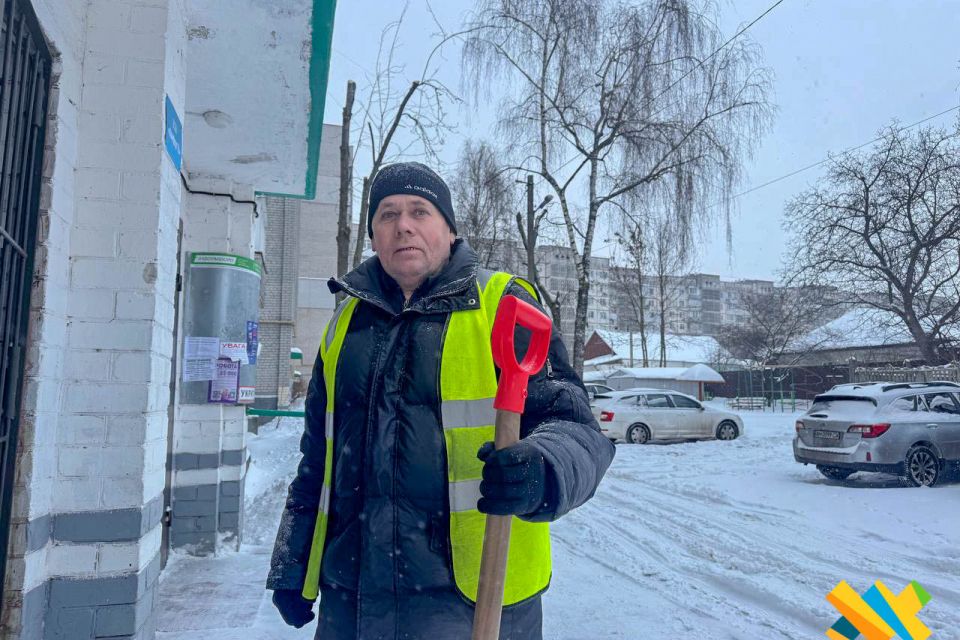 Комунальні служби, бізнес, ОСББ очищають місто від снігу