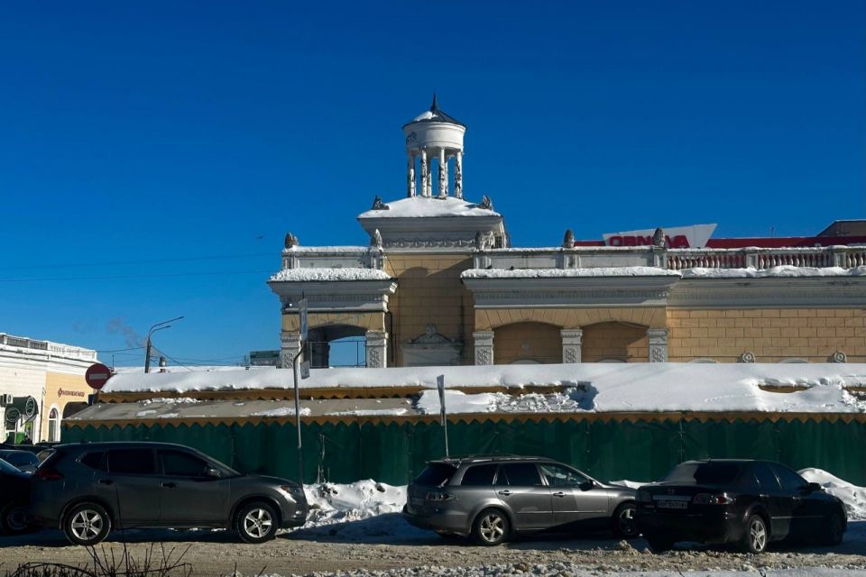 Чи "тимчасова" палатка для торгівлі квітів на вул. Небесної Сотні?