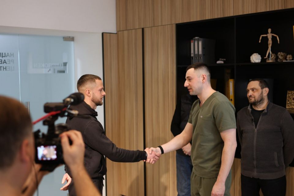 «Частина мого батька продовжує жити»: син донора з Житомира зустрівся у Львові з трьома врятованими пацієнтами. ВІДЕО
