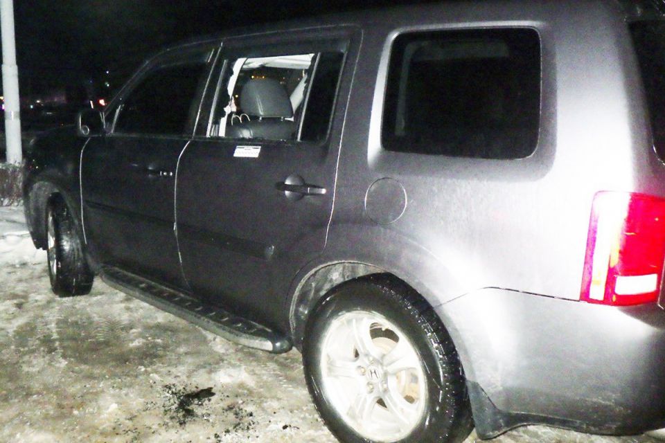 У Житомирі двоє чоловіків викрали сумку з грошима і гаджетами з припаркованого автомобіля