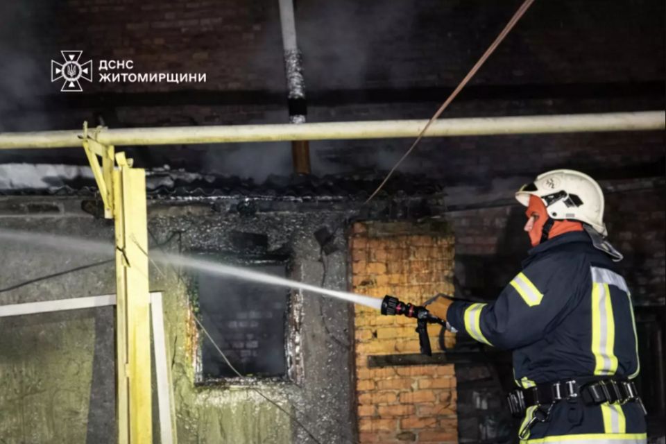 У Житомирі під час пожежі у господарчій будівлі травмувався чоловік