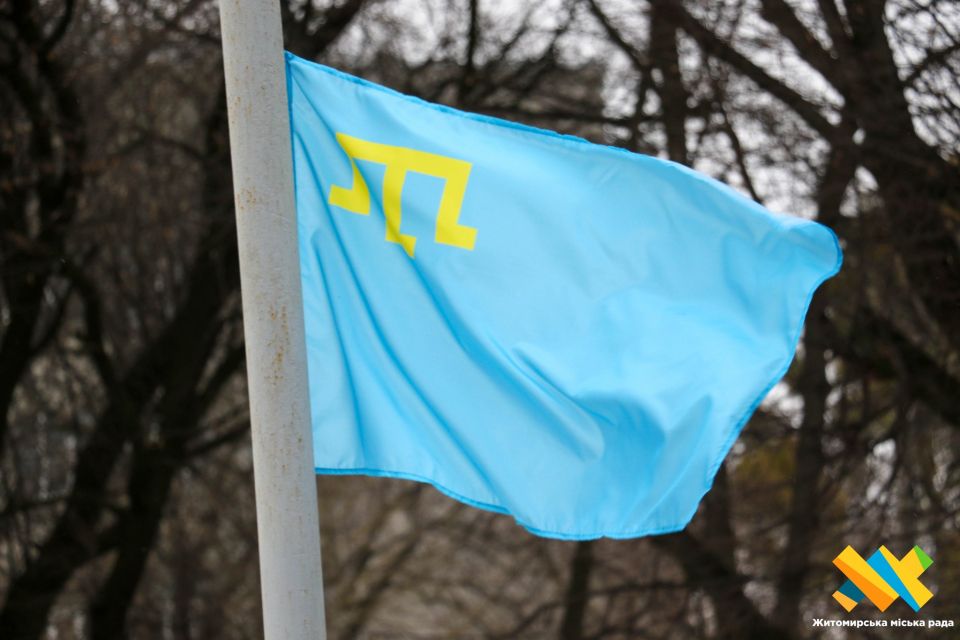 У Житомирі підняли кримськотатарський прапор у День спротиву окупації АР Крим та Севастополя