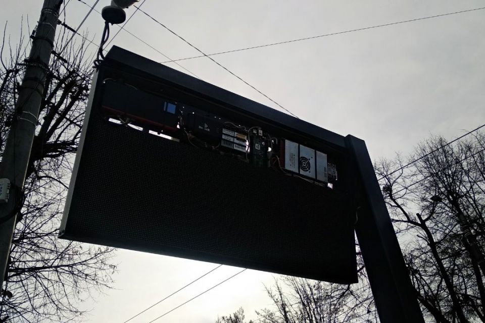 На зупинці Телецентр зламали інформаційне табло. ФОТО