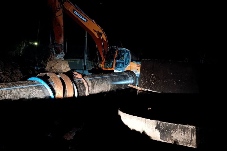 Усього за ніч працівники водоканалу завершили монтаж нового каналізаційного колектора