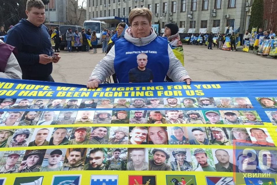 У Житомирі розгорнули прапор довжиною понад 350 м з фото зниклих безвісти, полонених та полеглих Воїнів. ВІДЕО. ФОТО