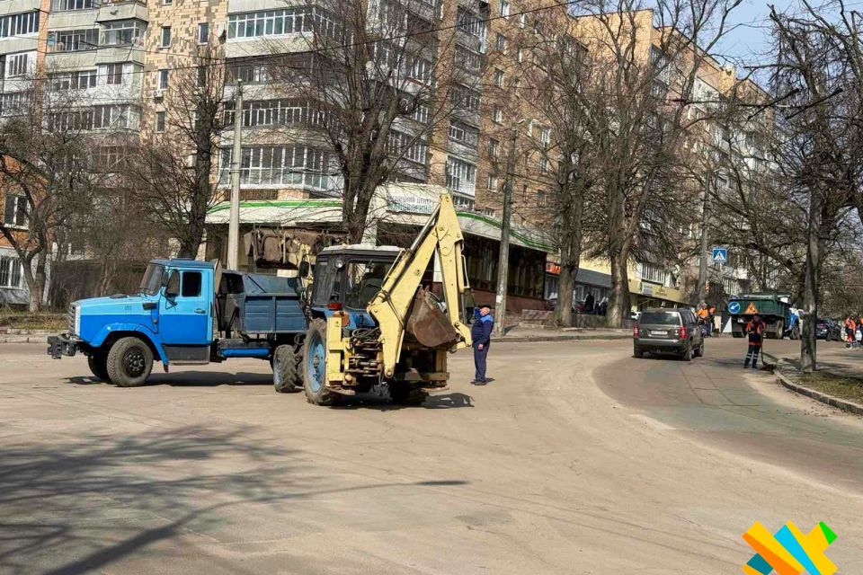 У Житомирі комунальні служби продовжують весняне прибирання міста