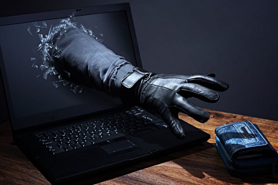 «За вашим рахунком підозріла активність»: повіривши шахраям, пенсіонерка втратила майже 20 тис. грн