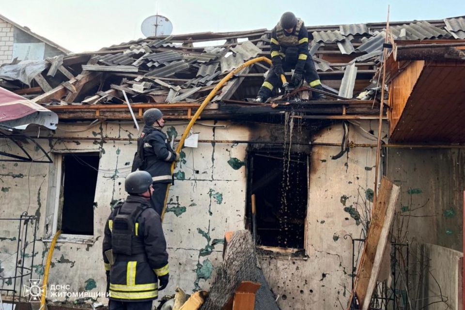 Рятувальники ліквідовують наслідки ворожого удару по центру Житомира