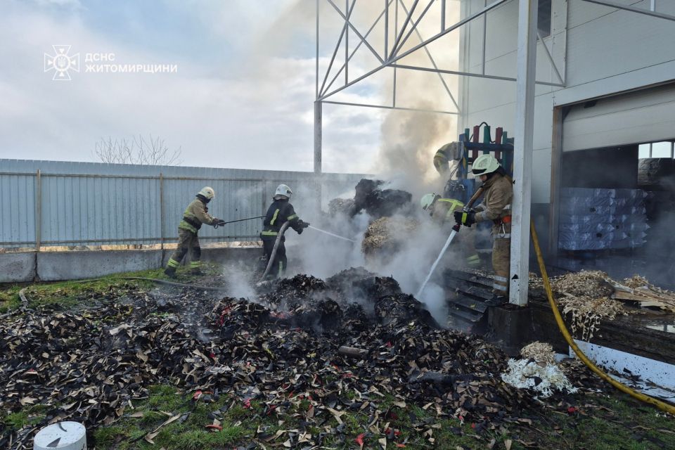 У Житомирі рятувальники загасили пожежу на території підприємства