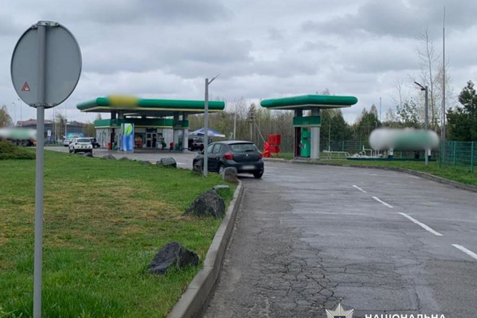 На АЗС на трасі  Київ – Чоп чоловік під загрозою підпалу безкоштовно заправив автівку — зловмисника затримали
