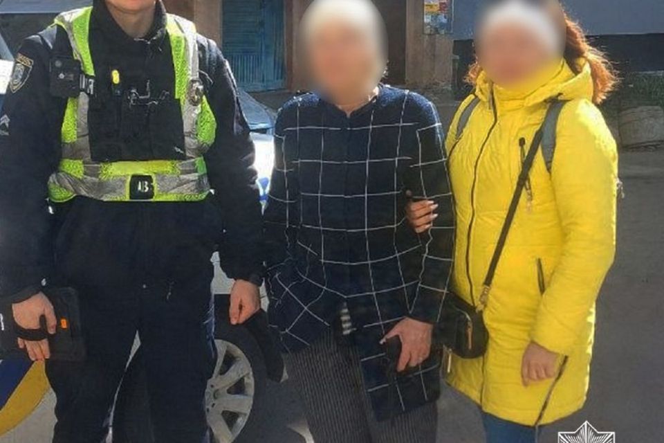 Житомирські патрульні повернули додому жінку похилого віку, яка заблукала