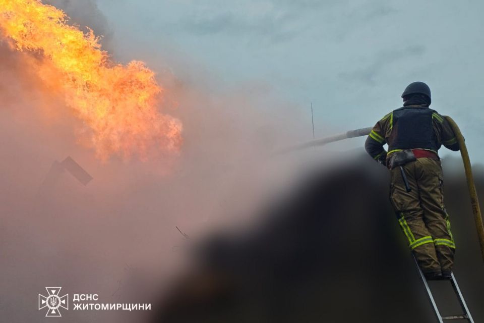 Рятувальники ліквідували пожежу після ворожої атаки на інфраструктуру Житомирщини