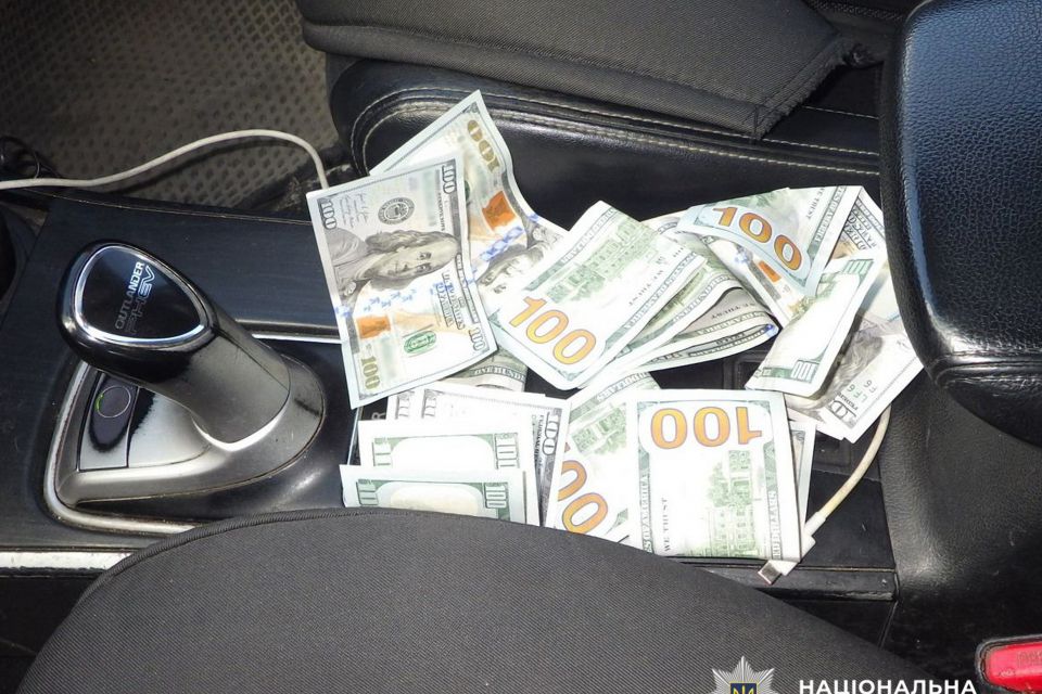 У Звягелі водій намагався підкупити поліцейських, щоб уникнути покарання за п’яне водіння