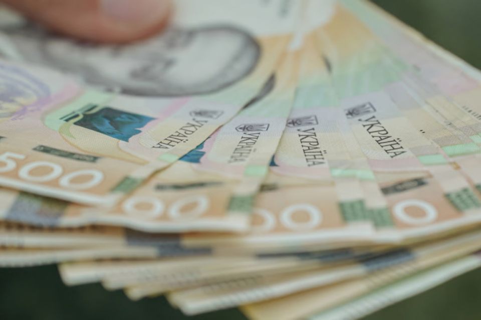 Економічний прогноз на травень: у кого зростуть зарплати, кому збільшать пенсії, наскільки здорожчає долар
