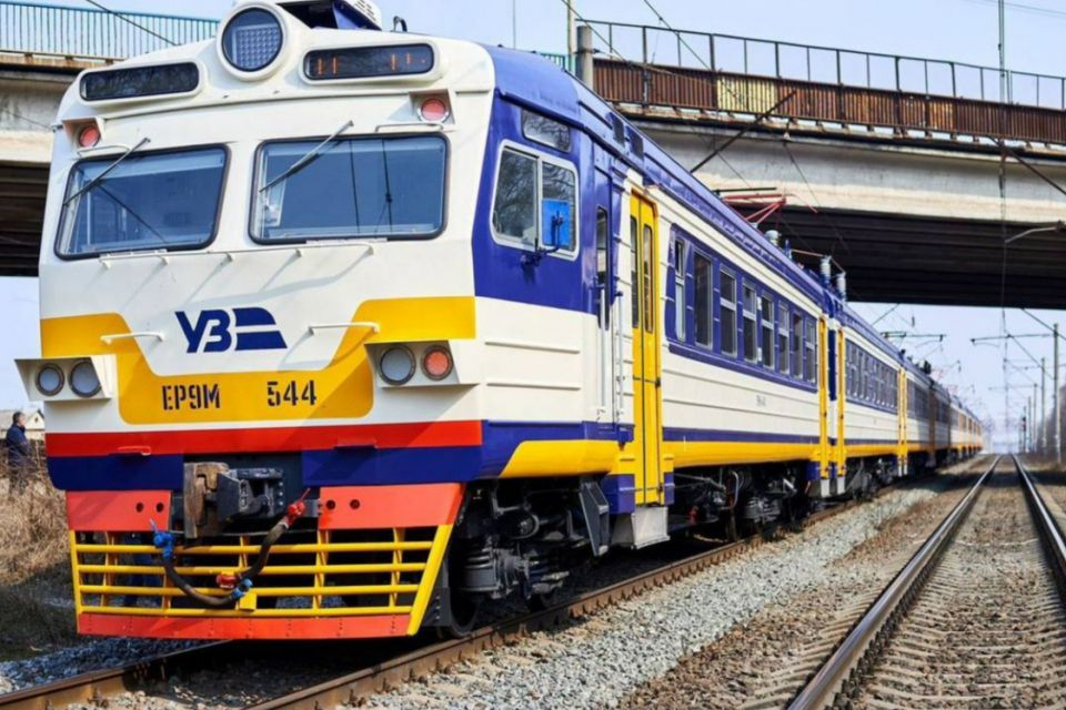 До уваги пасажирів залізниці! У зв'язку з безпековою ситуацією скориговано рух приміських поїздів у напрямку Коростеня!