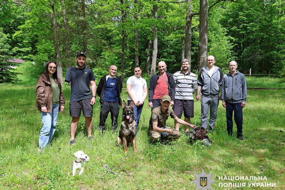 Психологи та кінологи поліції Житомирщини допомагають у відновленні пораненим захисникам