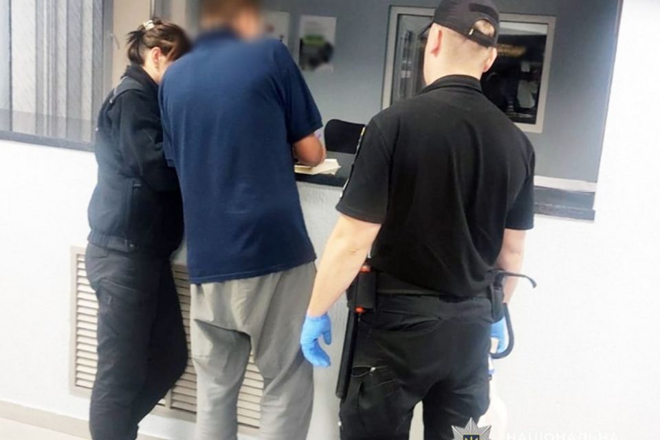 У Житомирі затримали грабіжника, який зірвав з шиї чоловіка золотий ланцюжок