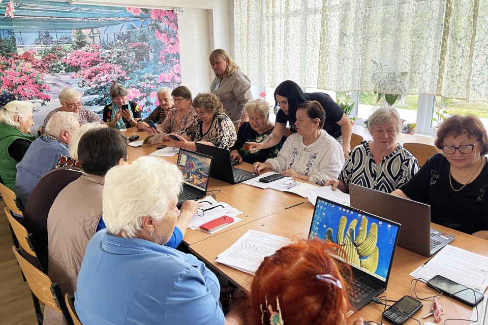У Житомирі відбулося заняття з цифрової грамотності для слухачів Університету третього віку