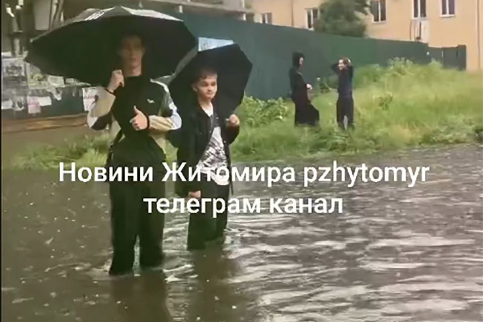 Після зливи — під воду: на Покровській у Житомирі застряг тролейбус, рух транспорту ускладнений. ВІДЕО
