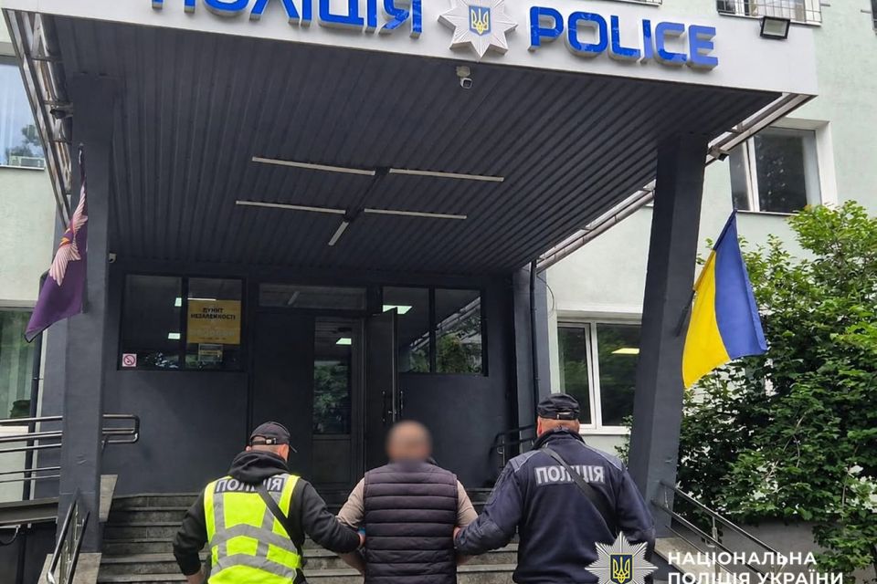 Близько 20 ударів ножем: у Житомирі 38-річний чоловік напав на колишню співмешканку просто в її офісі