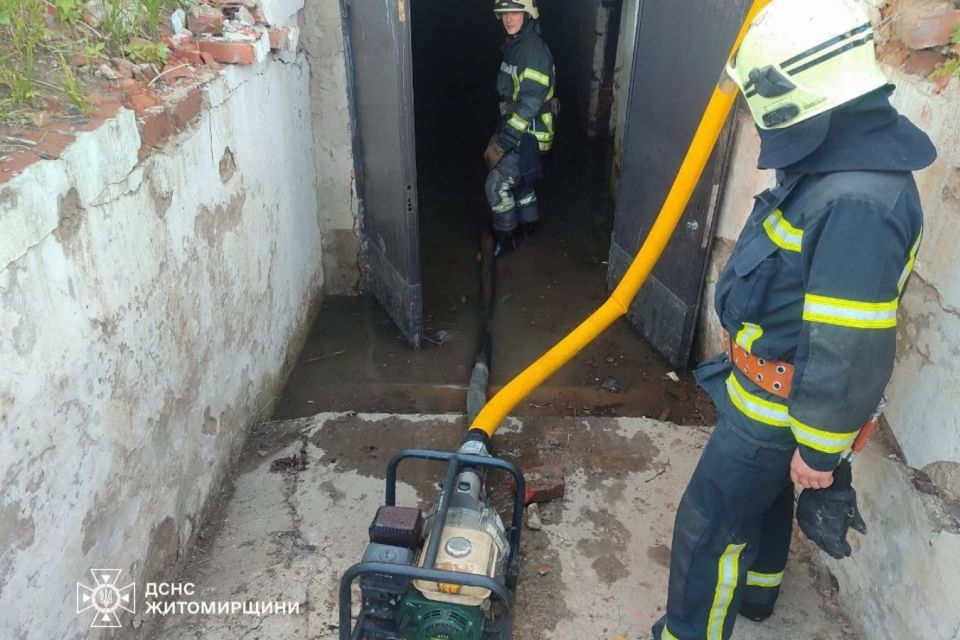 В Овручі  через опади затопило підвал допоміжної будівлі церкви: рятувальники викачали близько 200 куб. м води