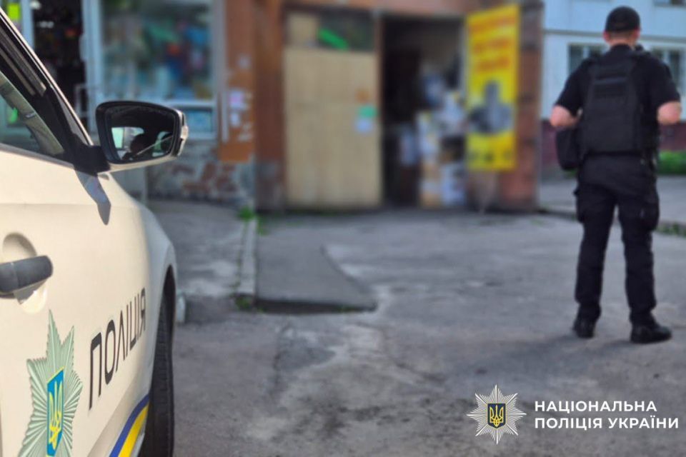 На проспекті Миру у Житомирі поліція затримала чоловіка, який погрожував застосувати гранату